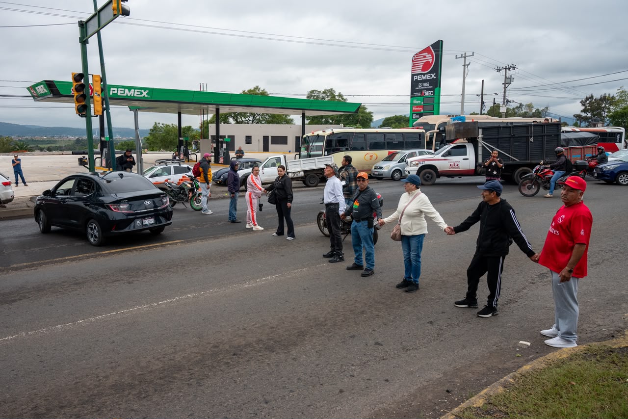 Vecinos bloquean avenida Madero; exigen más rutas de combis