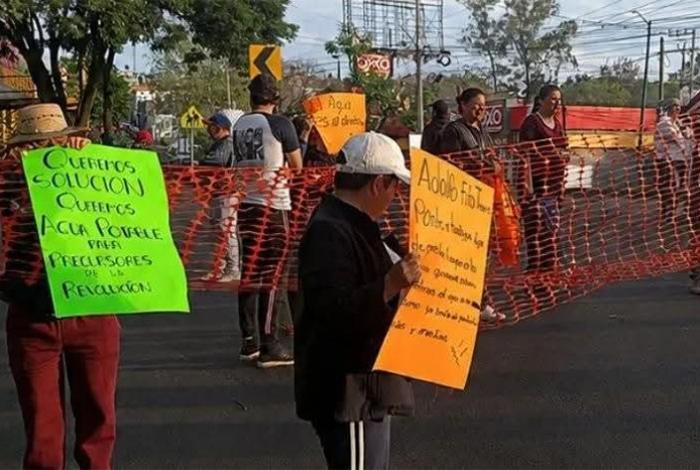 Vecinos bloquean el Libramiento Norte de Morelia por falta de agua en sus colonias