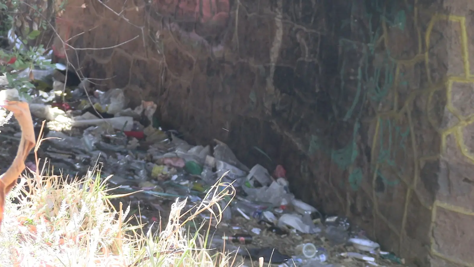 Vecinos de la colonia Ventura Puente, denuncian problemática de basura en el río chiquito
