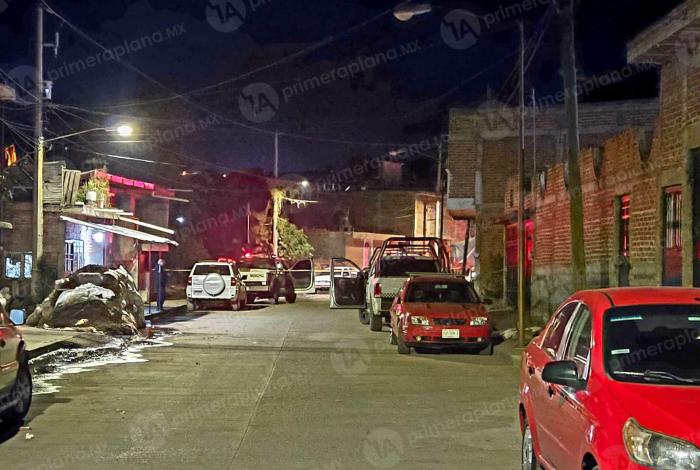 Vehículo ard3 en llamas en calles de Zitácuaro