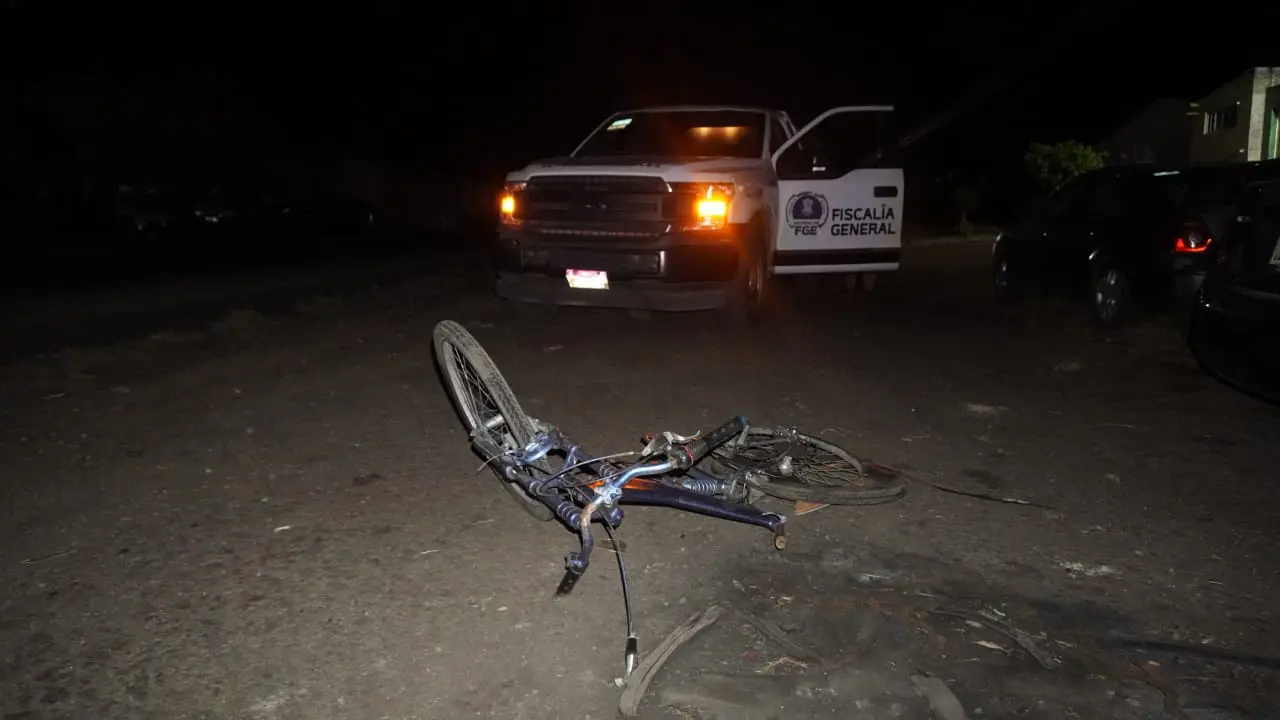 Vehículo desconocido arrolla y mata a ciclista, en la carretera Zamora – Tangancícuaro