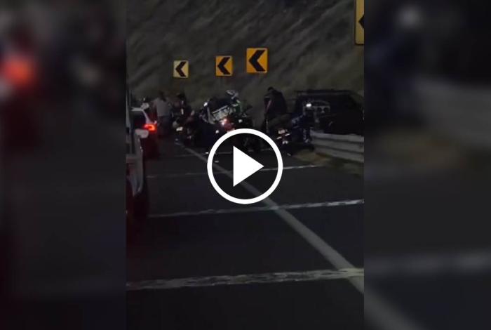 Vehículo emb1ste caravana motociclista y m4ta a dos, en Apatzingán