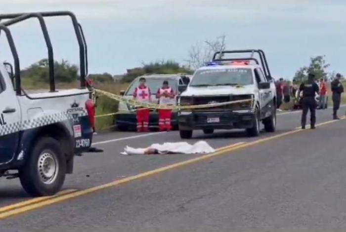 Vehículo embiste a ciclistas en carretera Jacona-Los Reyes; hay una mujer muerta y un lesionado