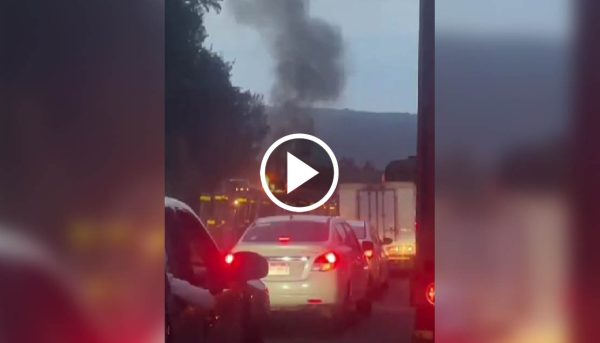 Vehículo incendiado cierra circulación en la Siglo XXI