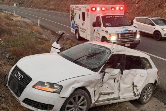 Vehículo sale de la autopista Siglo XXI; no hubo personas lesionadas