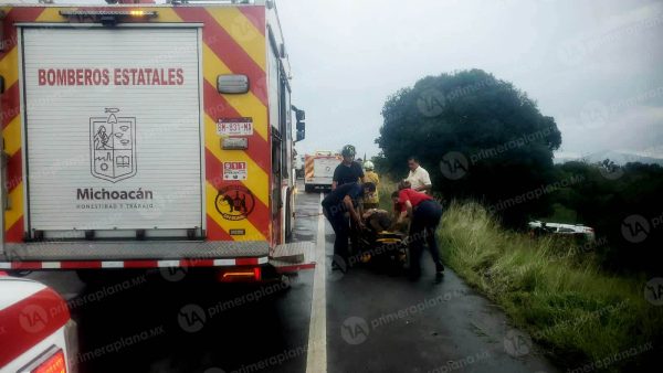 Vehículo sale de la Morelia–Pátzcuaro y cae a desnivel; hay tres lesi0nados
