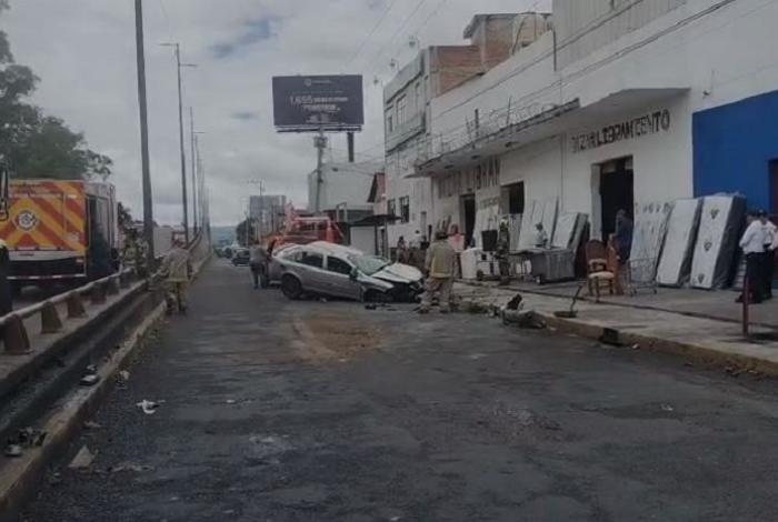Vehículo vuelca en el libramiento de Morelia; chofer es rescatado cuando auto empezaba a incendiarse