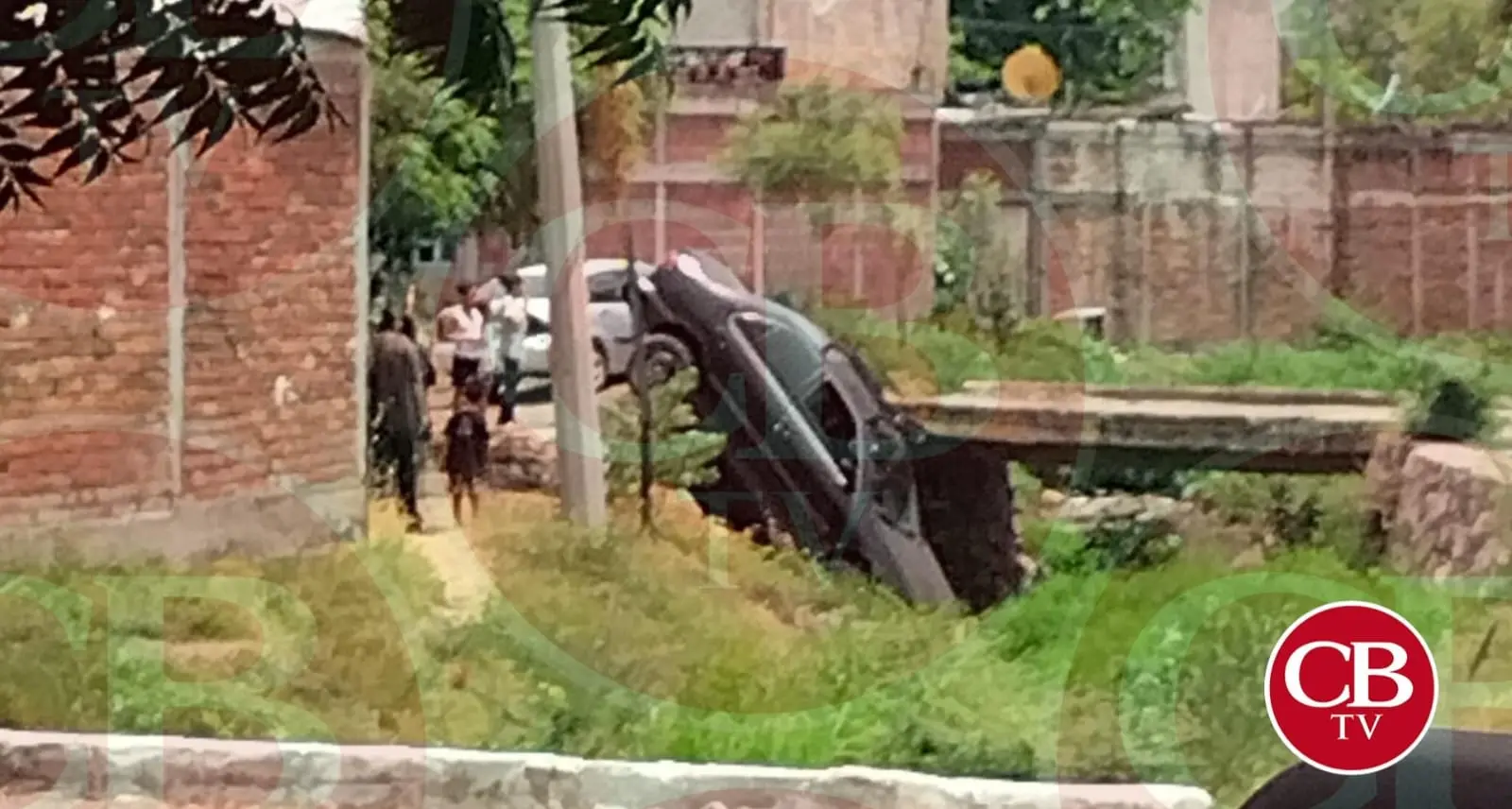 Veloz auto termina en canal de aguas negras en Apatzingán