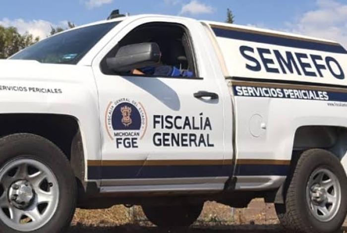 Video | Abandonan tres c4dáver3s mutilados y encobijados en la carretera Apatzingán–Buenavista