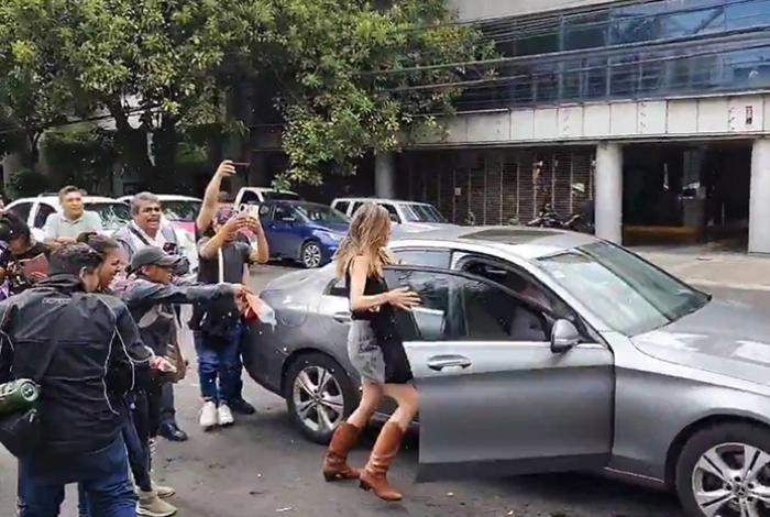 VIDEO | Abuchean y lanzan refresco a ‘Lady Racista’ al salir del Tribunal en la CdMx