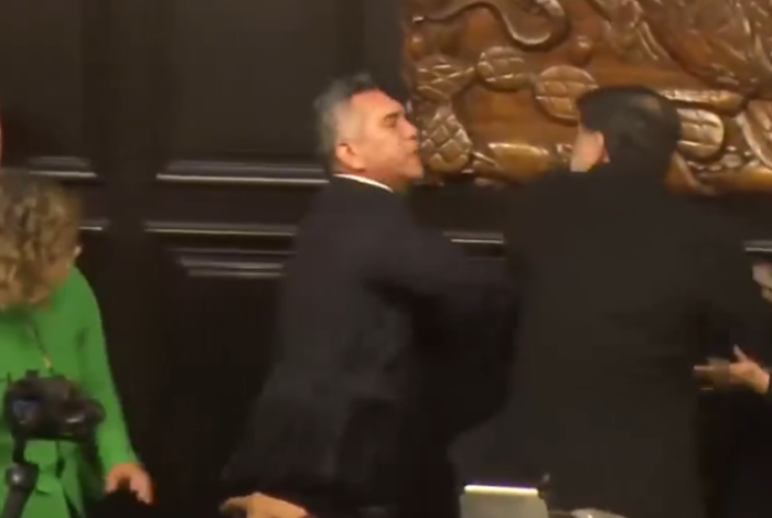 VIDEO | Alito arremete a golpes contra Noroña y un trabajador del Senado en plena tribuna