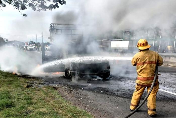 #Video | Arde camioneta limonera en la Apatzingán – Cuatro Caminos