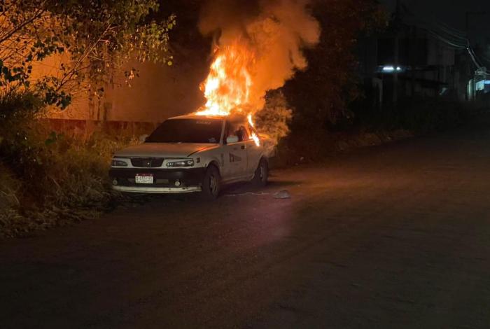 #Video | Arde en llamas taxi en la colonia Nueva Valladolid de Morelia