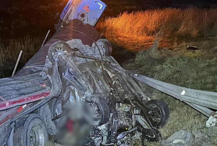 Video | Automovilista muere tras choque contra tractocamión en la autopista Morelia-Salamanca