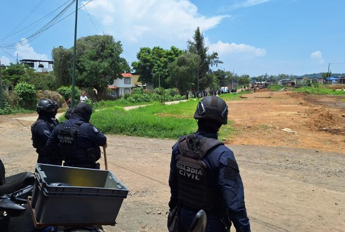 #Video | Autoridades desalojan a invasores de predio tras enfrentamiento, en Uruapan