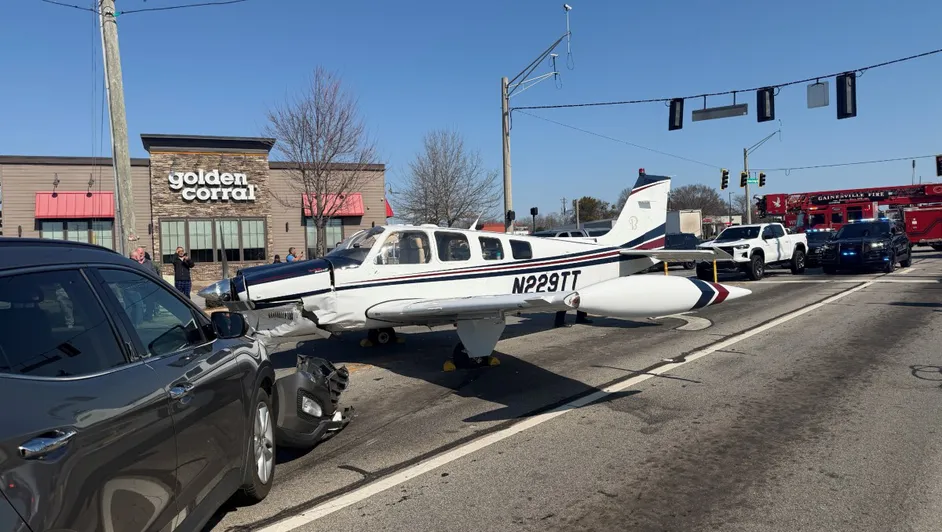 #Video: Avioneta aterriza de emergencia en plena carretera transitada