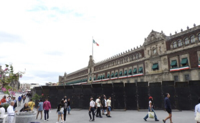 #Video | Blindan Palacio Nacional ante manifestaciones por aniversario de Ayotzinapa