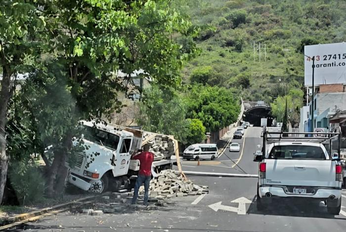 #Video | Camión de “Bloquemich”se estrella contra camellón de la avenida Rotarismo, al sur de Morelia