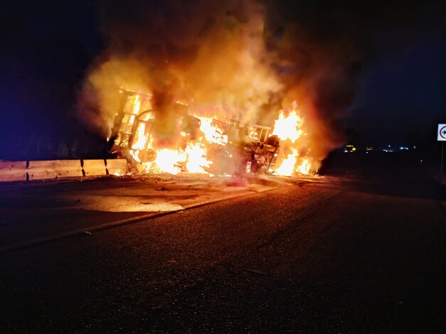  #Video | Camión limonero vuelca y se incendia en la carretera Apatzingán – Cuatro Caminos