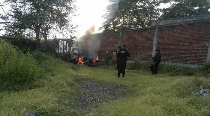  #Video | Camioneta de Sabritas es robada y quemada en Apatzingán