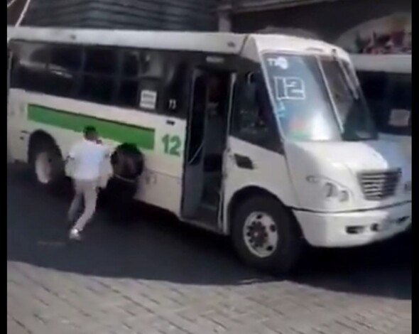 #Video | ¡Caos en Cuernavaca! Choferes de ruta se enfrentan a golpes en pleno centro