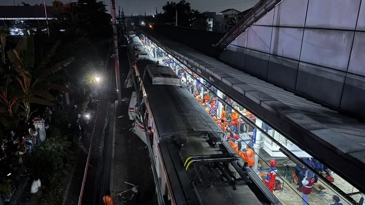 #Video: Chocan dos trenes en Indonesia; hay tres muertos
