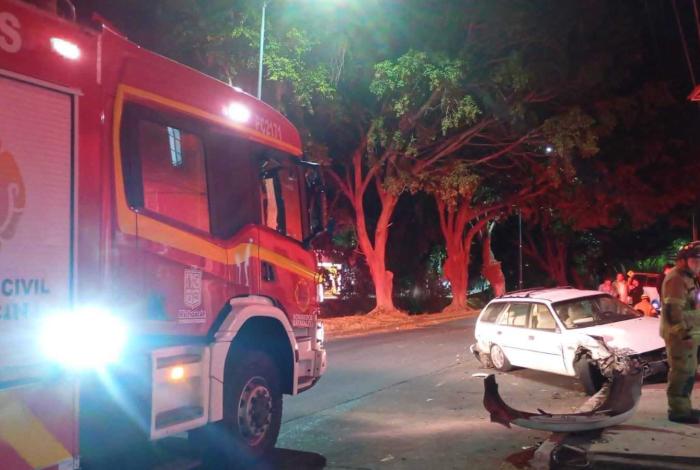#Video | Choque volcadura de auto deja 2 personas heridas sobre avenida Solidaridad, en Morelia