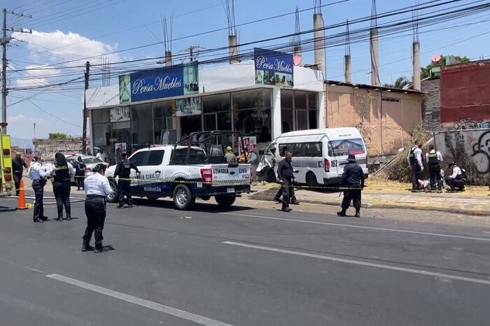 Video | Combi se estampa en Morelia y muere conductor de la Ruta Gris; hay pasajeros heridos