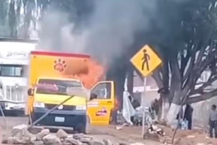 #Video | Comuneros de Acachuén radicalizan sus protestas, queman vehículos y vandalizan la presidencia municipal