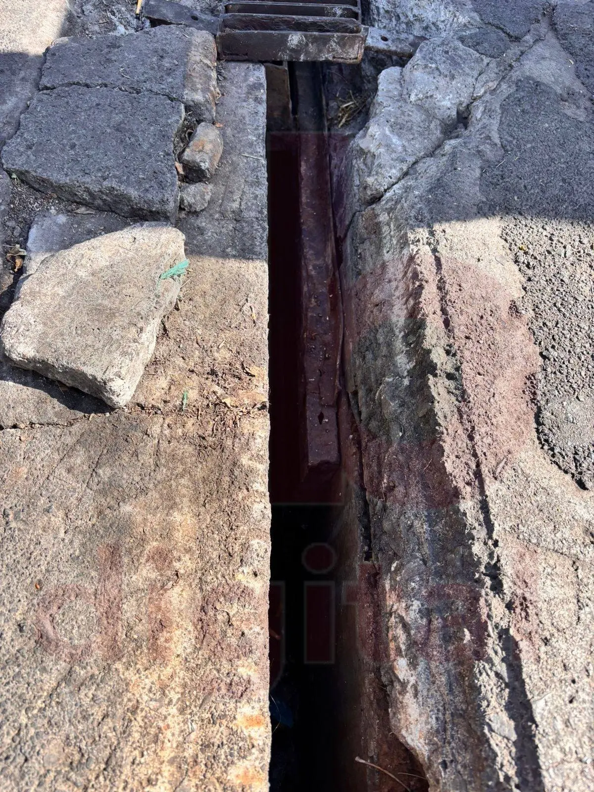 #VIDEO: Denuncian alcantarilla rota sobre la calle Agustín Melgar