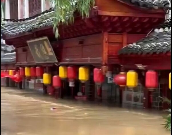 #Video | Desgarradoras inundaciones arrasan con la histórica ciudad de Zhenyuan, una de las más antiguas de China