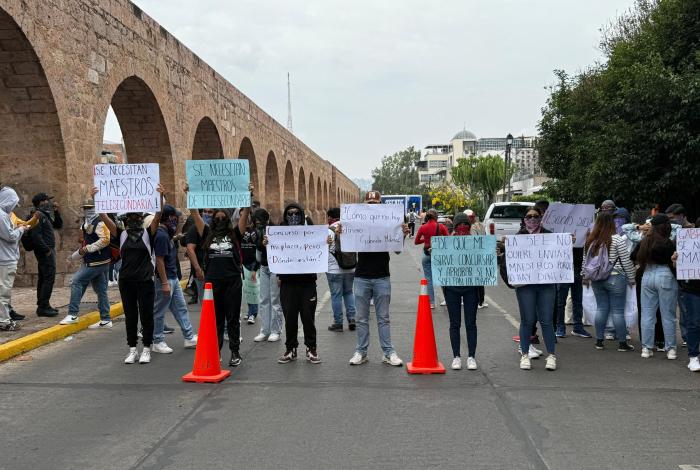 #Video | Disturbios, bloqueos y gas lacrimógeno en jornada de movilización de normalistas y CNTE en Morelia