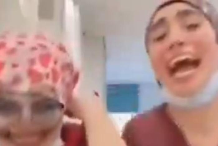 VIDEO | Doctoras del IMSS se burlan de lamentos de paciente y usuarios piden sanciones; ya se investiga