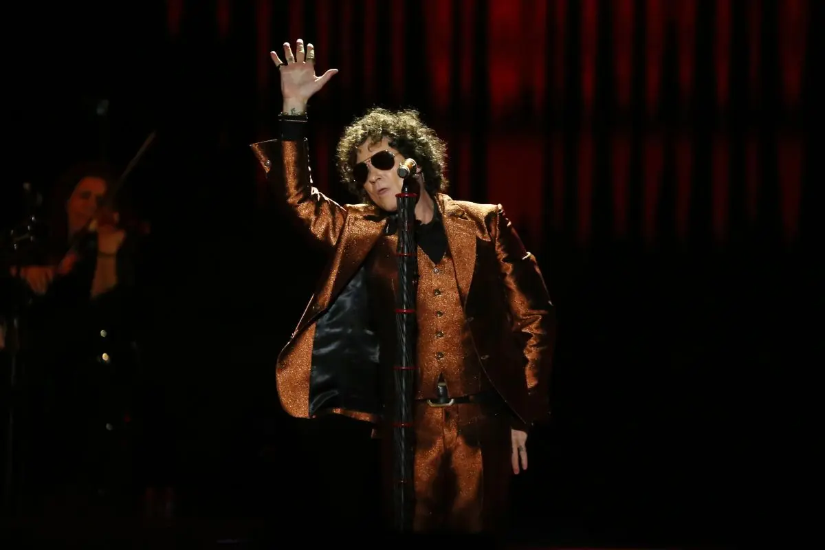 #Video: Enrique Bunbury le arrebata su celular a un fan