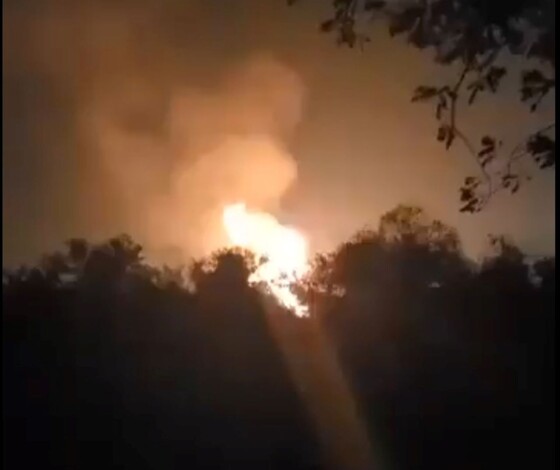 #Video | Explosión en ducto de Pemex ilumina el cielo nocturno en Altamira, Tamaulipas