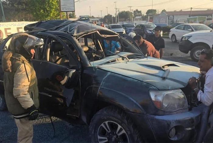 VIDEO | Explota camioneta en movimiento en el Estado de México, con saldo de dos muertos