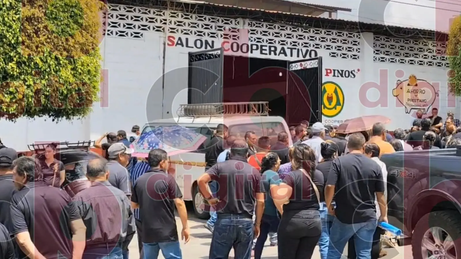 #Video: Familiares, amigos y población velan al alcalde de Tacámbaro y su escolta