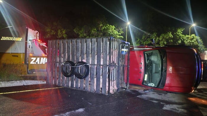  #Video | Grúa falla en maniobra y vuelca camioneta que remolcaba en la Siglo XXI