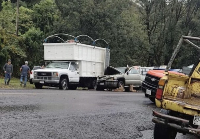  #Video | Herido prensado en choque por alcance, sobre la libre Uruapan-Pátzcuaro  