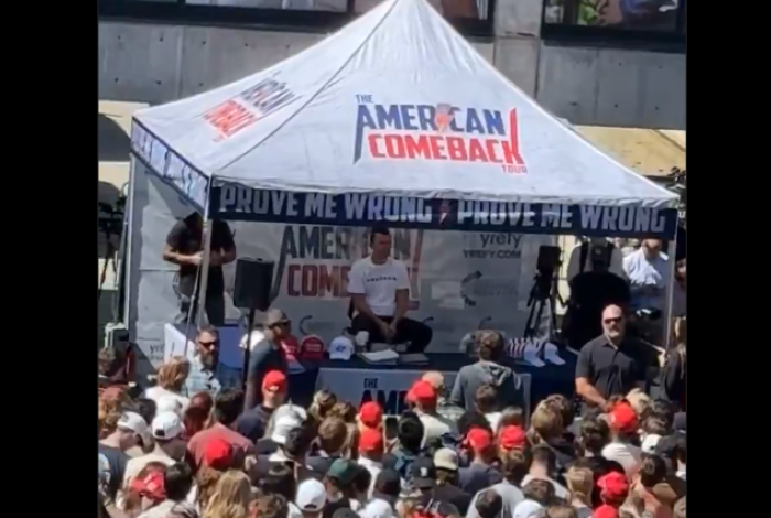 #VIDEO #IMAGENESFUERTES | Atacan a balazos a Charlie Kirk, activista conservador durante un evento en Utah y revelan el momento justo del disparo