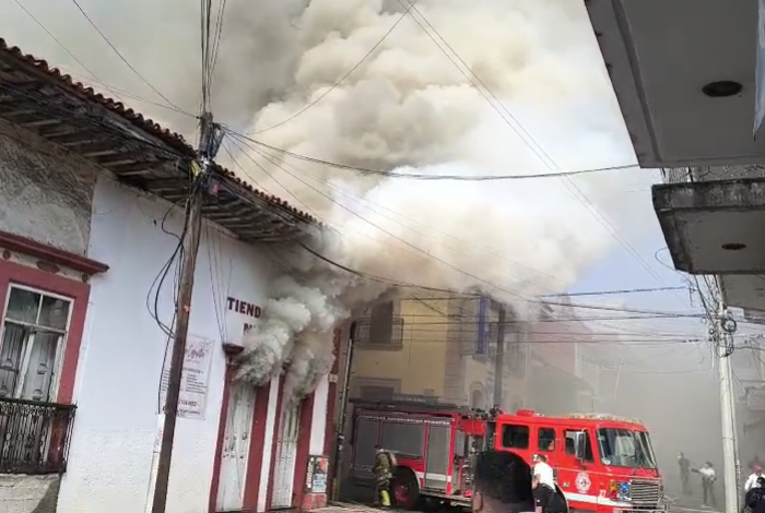 #Video | Incendio de local comercial en el Centro de Uruapan moviliza a las corporaciones de auxilio