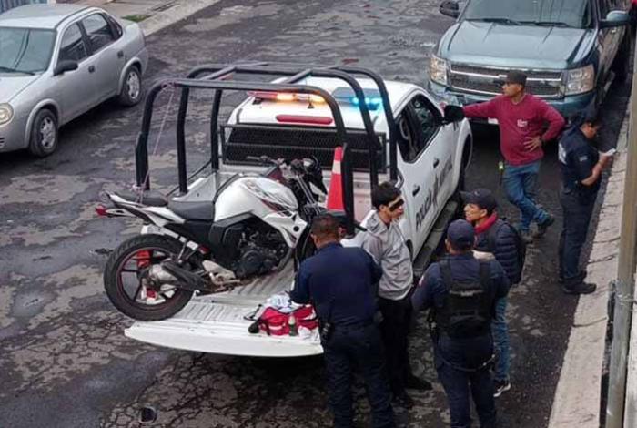 VIDEO | Intentan robar camioneta, pero vecinos los enfrentan y detienen a uno, en Uruapan