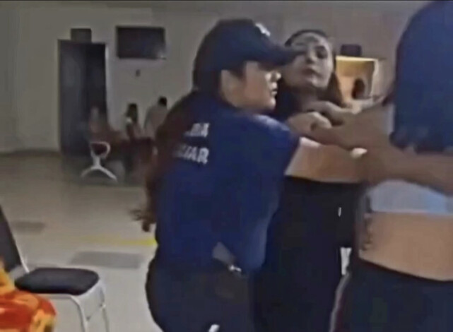 #Video | Joven mujer agrede a doctora del Hospital Regional de Apatzingán 