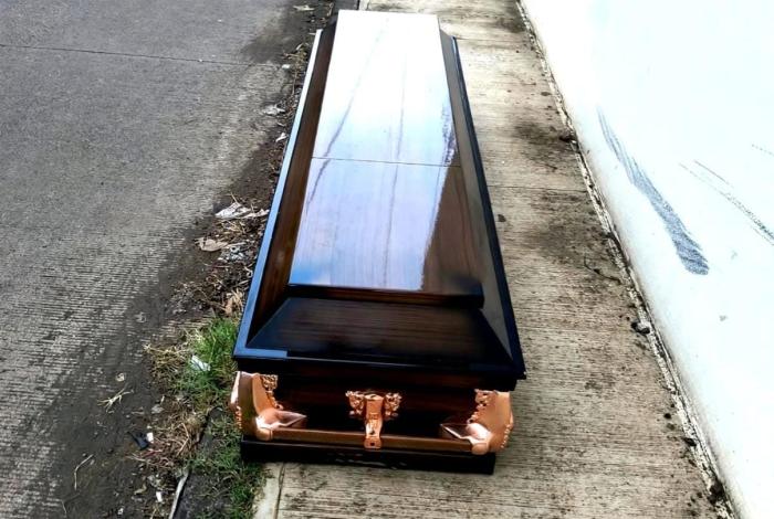 #Video | Localizan cadáver dentro de féretro que fue abandonado junto al aeropuerto de Uruapan
