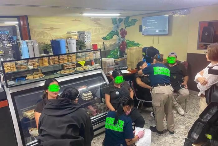 #Video | Motociclistas empistolados asaltan un “Café La Lucha”, en Uruapan