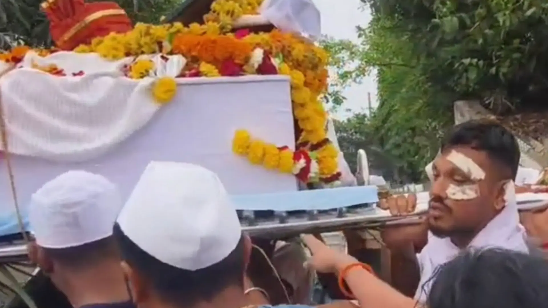 #Video: Único sobreviviente del accidente de Air India carga el ataúd de su hermano en su funeral