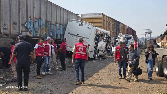 #Video | Nueve heridos luego de que un camión intentó ganarle al tren
