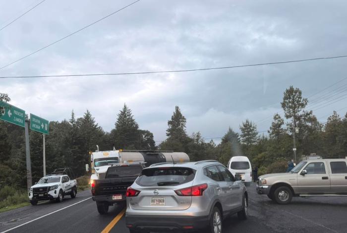 #Video | Pobladores cierran carretera Uruapan–Paracho–Pomacuarán para exigir seguridad