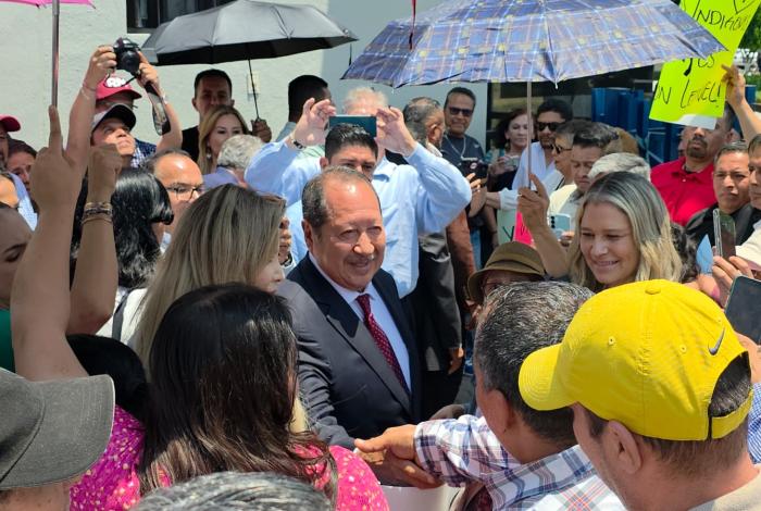 #Video | “¡Que entregue el celular!”: Leonel Godoy declara en FGE en medio de gritos contra Grecia Quiroz