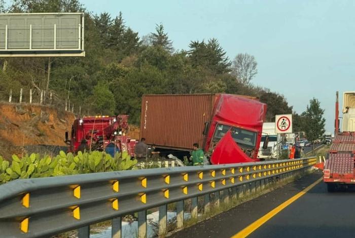 #Video 🚨 Se registra accidente de tractocamión en la Siglo XXI, tramo Pátzcuaro-Uruapan